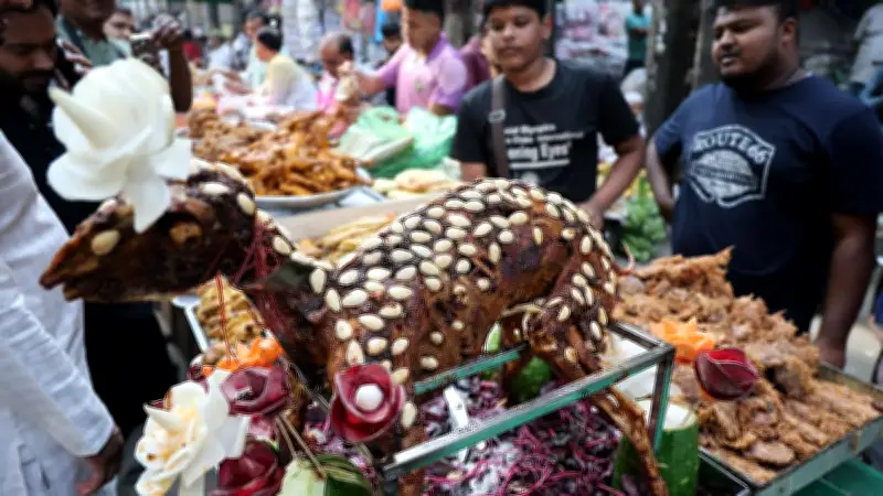 রমজানের প্রথম দিনে পুরান ঢাকার চকবাজারে ইফতারসামগ্রীর বাজার জমজমাট