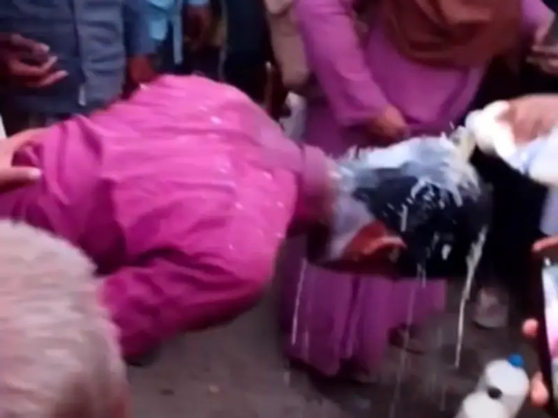 ঈশ্বরগঞ্জে পানি মিশিয়ে দুধ বিক্রির অভিযোগে বিক্রেতাদের মাথায় দুধ ঢেলে দেওয়া