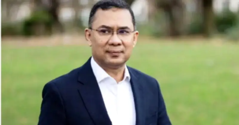 প্রধানমন্ত্রী তারেক রহমানের গাড়ি ট্রাফিক সিগন্যাল মেনে চলছে, জনতা করতালি দিচ্ছে