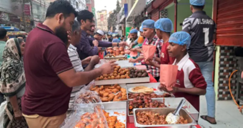 রমজানের প্রথম দিনে রাজধানীতে জমে উঠেছে বাহারি ইফতারের বাজার