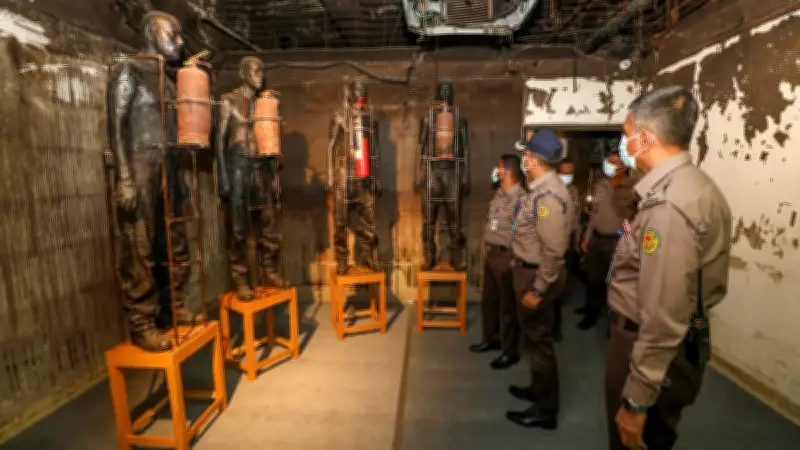 প্রথম আলো ভবনে 'আলো' শিল্প প্রদর্শনী: হামলার স্মৃতি ও প্রতিবাদের শিল্পকর্ম