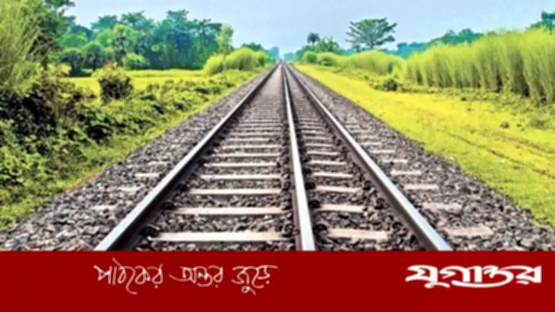 গাজীপুরে মোবাইল ফোনে কথা বলতে বলতে ট্রেনের নিচে পড়ে পুলিশ সদস্য আহত