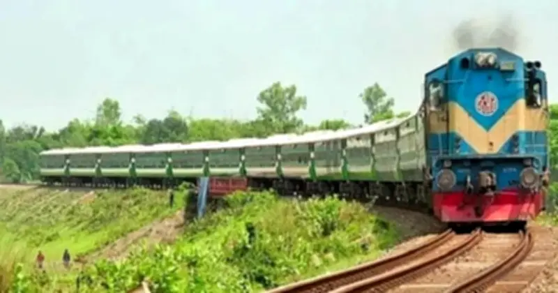 চাঁপাইনবাবগঞ্জে লাইনচ্যুত তেলবাহী ট্রেন উদ্ধার, রাজশাহী-রহনপুর রুটে রেল চলাচল স্বাভাবিক