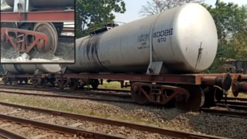 চাঁপাইনবাবগঞ্জে তেলবাহী ট্রেন লাইনচ্যুত, ইসির ১৫ কর্মী চাকরি হারালেন, বিসিবির নতুন কাঠামো প্রকাশ