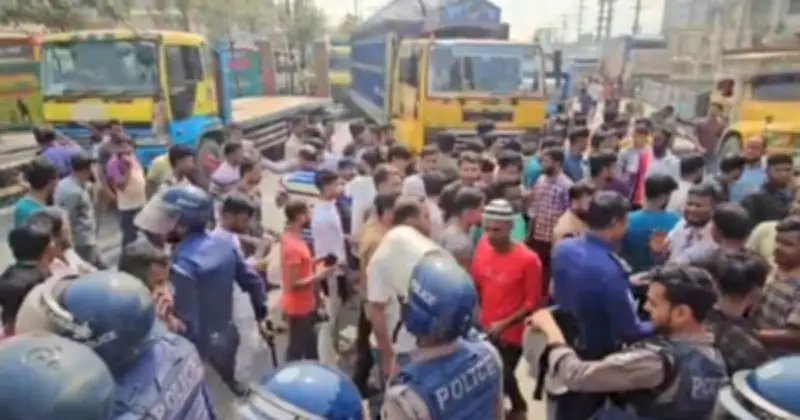 সাভারে তৈরি পোশাক কারখানার শ্রমিকদের বকেয়া বেতনের দাবিতে ঢাকা-আরিচা মহাসড়ক অবরোধ