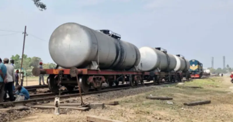 চাঁপাইনবাবগঞ্জে লাইনচ্যুত তেলবাহী ট্রেনের ওয়াগন উদ্ধার, ১০ ঘণ্টা পর স্বাভাবিক ট্রেন চলাচল