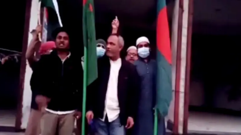 নওগাঁয় আ’লীগ কার্যালয়ে পতাকা উত্তোলন, মন্ত্রী চাঁদা নীতি ব্যাখ্যা ও অভিনেত্রী মনিরা মিঠুর থানা উপস্থিতি