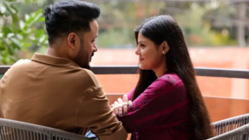 সুখী দম্পতিরা বাইরের স্বীকৃতি না ভেবে বাস্তব মুহূর্ত উপভোগে ব্যস্ত থাকেন