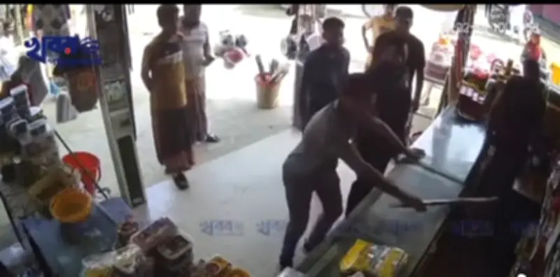 পটুয়াখালীর কুয়াকাটায় দোকানে হামলা-ভাঙচুর ও টাকা ছিনতাই, স্বেচ্ছাসেবক দলের কর্মীদের জড়িত থাকার অভিযোগ