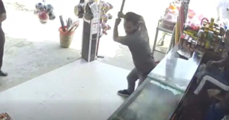 চাঁদার দাবিতে কুয়াকাটায় দোকানে হামলা: স্বেচ্ছাসেবক দলের কর্মীদের বিরুদ্ধে অভিযোগ