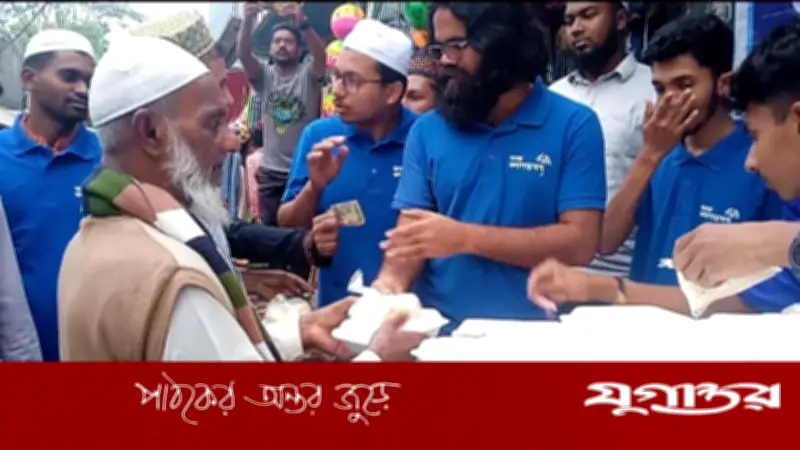 পটুয়াখালীর কলাপাড়ায় এক টাকায় ইফতার বিক্রি, দরিদ্রদের মুখে হাসি ফোটালো স্বেচ্ছাসেবীরা