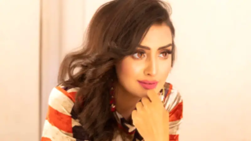 প্রতারণার অভিযোগে চিত্রনায়িকা রুবিনা নিঝুম ও স্বামীর বিরুদ্ধে গ্রেপ্তারি পরোয়ানা