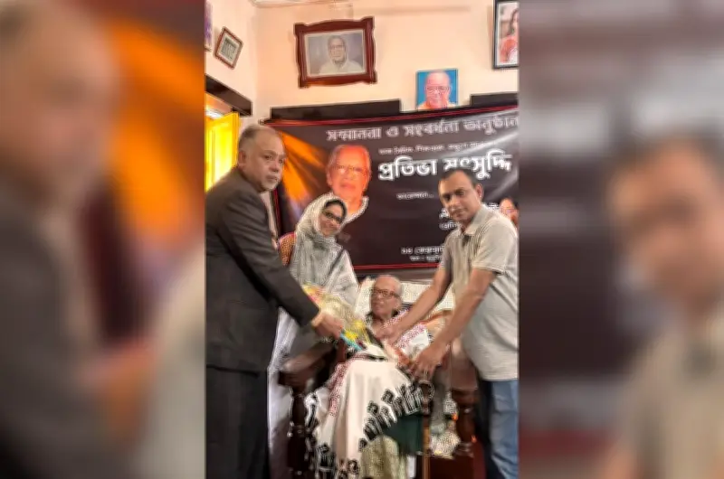 ভাষাসৈনিক প্রতিভা মুৎসুদ্দিকে সম্মাননা দিল এলিট পেইন্ট, কুমুদিনীতে অনুষ্ঠান