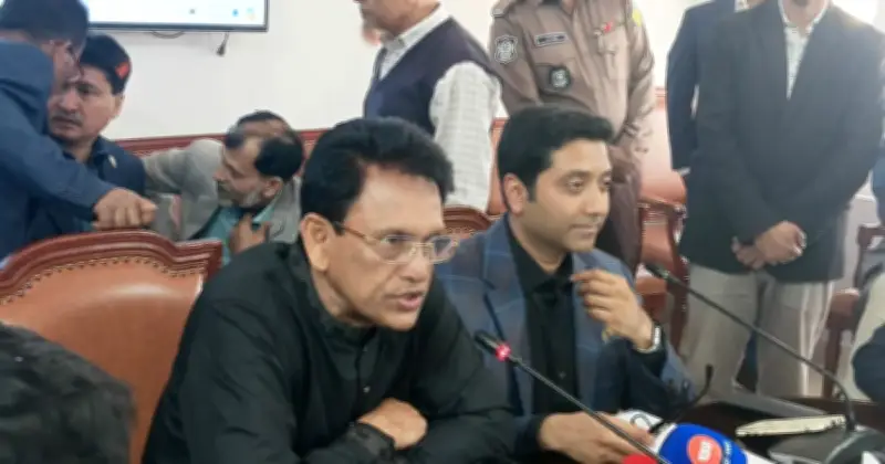 শিক্ষকদের কঠোর হুঁশিয়ারি: ক্লাসরুম ফাঁকা রেখে রাজপথে আন্দোলন কাম্য নয়