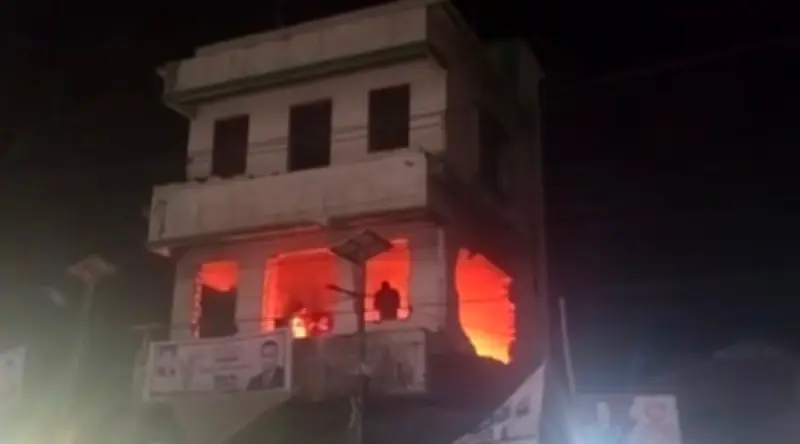 তারাকান্দায় আওয়ামী লীগের কার্যালয়ে আগুন ও ভাঙচুর: বৈষম্যবিরোধী আন্দোলনের বিক্ষোভ