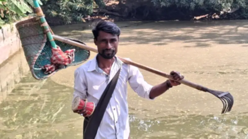বিশেষ যন্ত্রপাতি নিয়ে সোনা-রুপা খোঁজেন মিরসরাইয়ের ইউসুফ আলী, দুই দশকে ২০ ভরির বেশি গয়না উদ্ধার