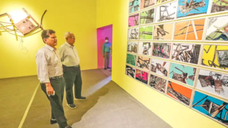 প্রথম আলোর অগ্নিদগ্ধ ভবনে 'আলো' প্রদর্শনী: সাবেক উপদেষ্টারা দেখলেন ধ্বংস ও পুনরুত্থানের শিল্পকথন