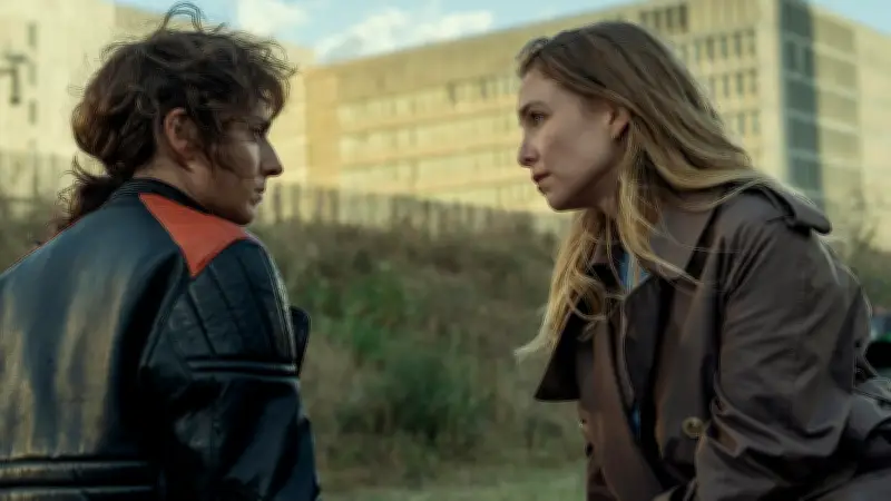 নেটফ্লিক্সের 'আনফ্যামিলিয়ার': মধ্যবয়সী গুপ্তচরদের গল্পে বৈশ্বিক সাফল্য