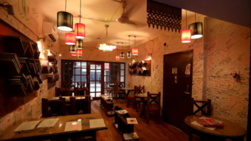 মোহাম্মদপুরের তিথিডোর ক্যাফে: বই, সংগীত ও শহরতলির আবহে মায়াবী আড্ডা