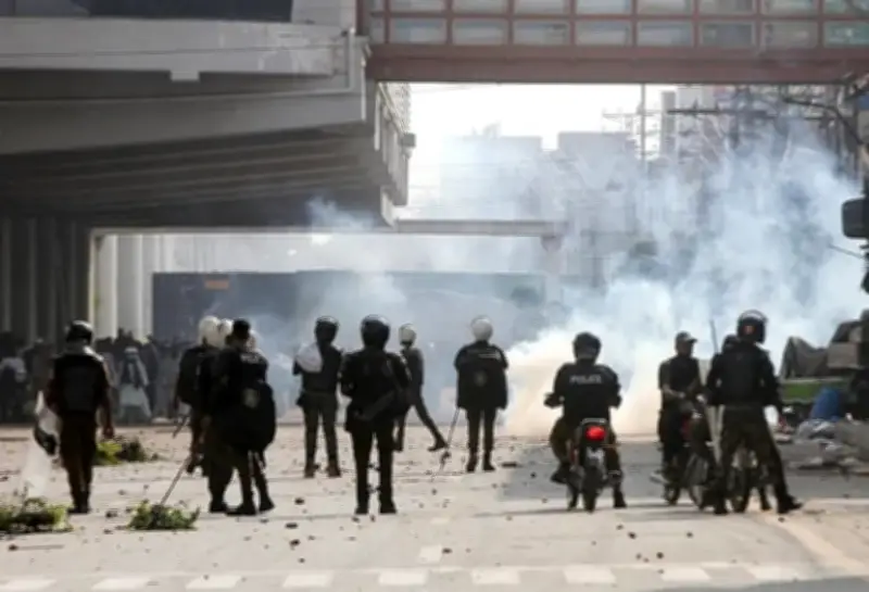 পাকিস্তানে পুলিশের বন্দুকযুদ্ধে ৯২৪ সন্দেহভাজন নিহত, লাহোরে টিএলপি বিক্ষোভে কাঁদানে গ্যাস