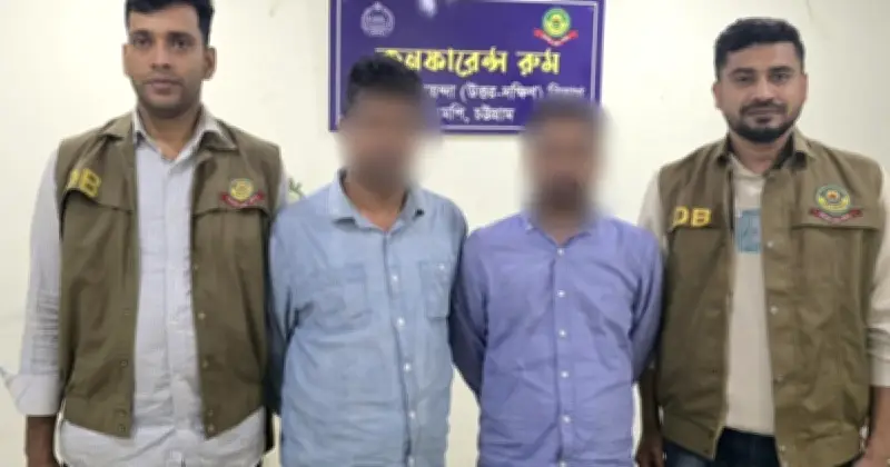 চট্টগ্রামে ডিবি পুলিশ সেজে প্রবাসীর স্বর্ণ ছিনতাই: দুই সন্দেহভাজন গ্রেফতার