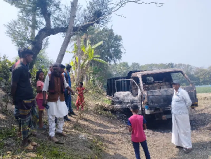 ফরিদপুরের সালথায় গরু চুরির ট্রাক গ্রামবাসীর উত্তেজনায় পুড়িয়ে দেয়া