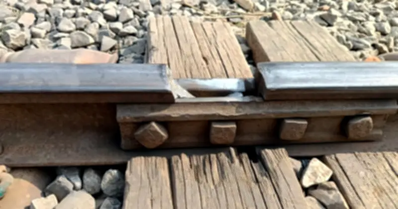 চুয়াডাঙ্গায় রেললাইনের অংশ ভেঙে ছিটকে পড়ায় দুর্ঘটনার আশঙ্কা