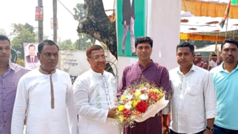 ধানমন্ডিতে বঙ্গবন্ধুর ছবি, মীরসরাইয়ে সংবর্ধনা: আওয়ামী লীগের নানা কর্মসূচি