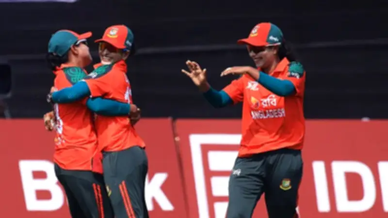 নোয়াখালীতে বেপরোয়া ট্রাকের ধ্বংসযজ্ঞ: দোকানে ঢুকে নিহত দুই নারী