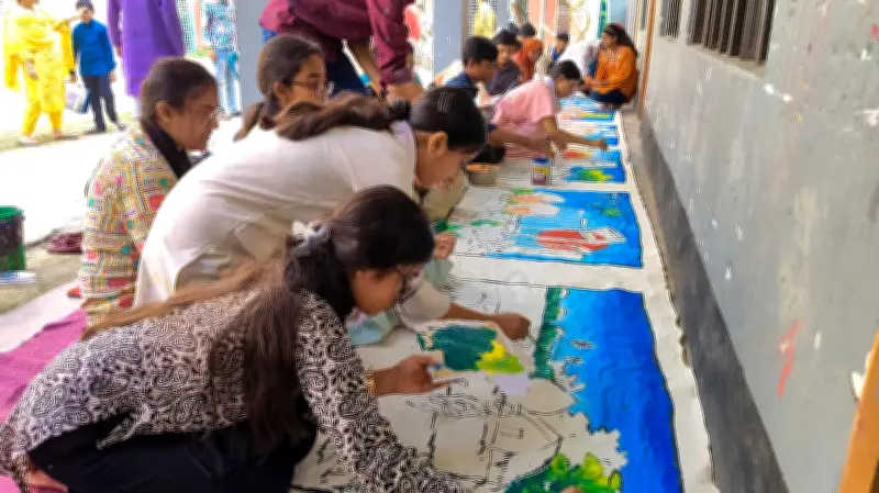 বরিশালে ভাষা শহীদদের স্মরণে ৪৫ ফুট কাপড়ে শিশুদের চিত্রাঙ্কন, ফুটে উঠেছে আন্দোলনের ইতিহাস