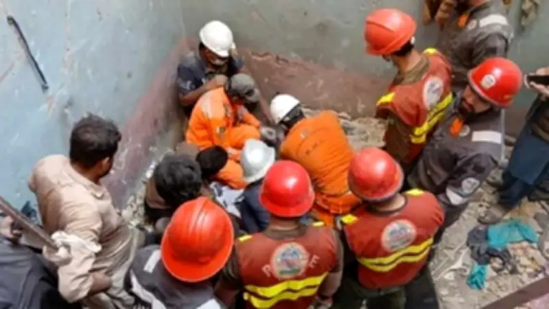 সিলিন্ডার বিস্ফোরণে ভবন ধসে নিহত ১৩, মোদির সফরের আগে ইসরায়েলে ভারতীয়দের মারধর