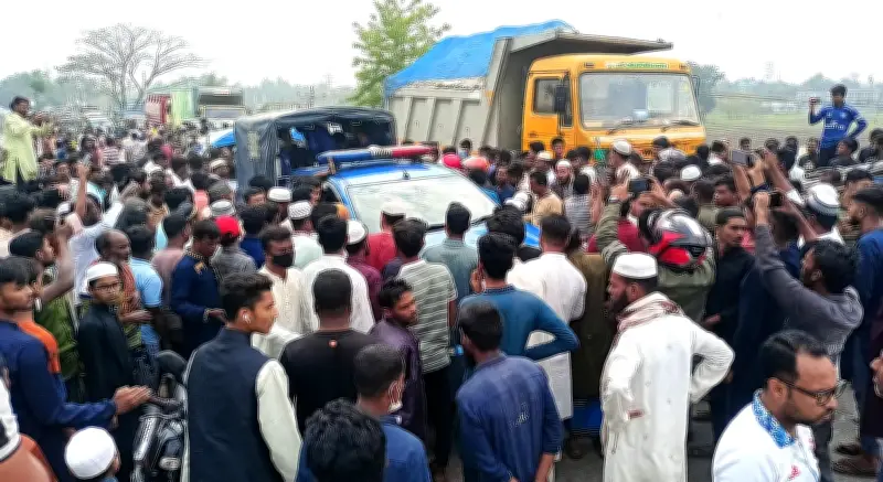 ট্রাকের ধাক্কায় বাবা-ছেলের মৃত্যু: বিক্ষোভে পুলিশের ওপর হামলা, গাড়ি ভাঙচুর