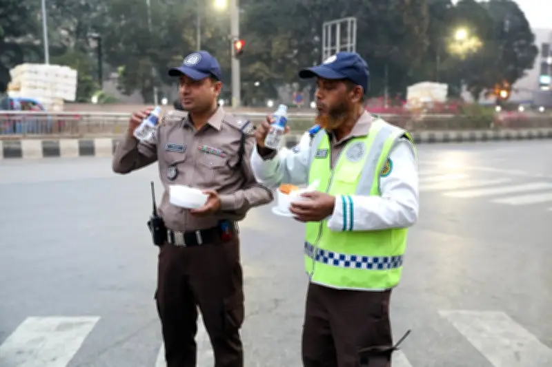 রমজানে সড়কে দায়িত্ব পালনরত ট্রাফিক পুলিশ সদস্যদের ইফতার