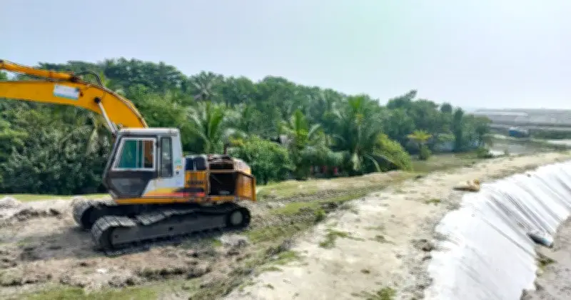 কাটা খালে বালির স্তূপে চাপা পড়েছে জীবন: নারীরাই এখন একা লড়াই করছেন