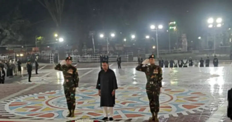 প্রধানমন্ত্রী তারেক রহমানের শহীদ মিনারে শ্রদ্ধা নিবেদন, ভাষা শহীদদের স্মরণ