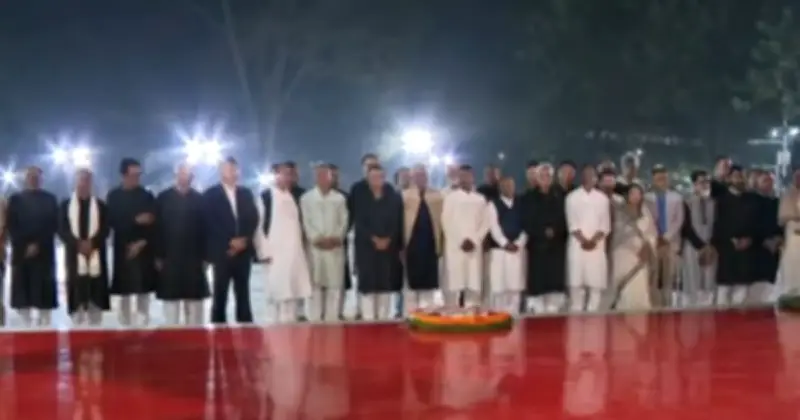 মন্ত্রিপরিষদ সদস্যদের শহীদ মিনারে শ্রদ্ধা নিবেদন, নেতৃত্বে প্রধানমন্ত্রী তারেক রহমান