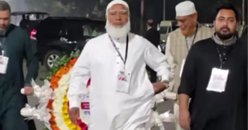 কেন্দ্রীয় শহীদ মিনারে প্রথম শ্রদ্ধা নিবেদন করলেন বিরোধীদলীয় নেতা ডা. শফিকুর রহমান