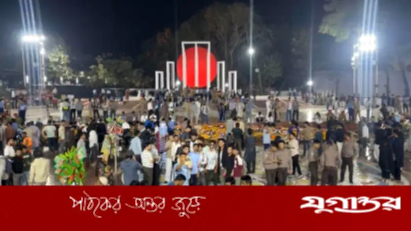 একুশের প্রথম প্রহরে কেন্দ্রীয় শহীদ মিনারে সর্বস্তরের মানুষের ঢল