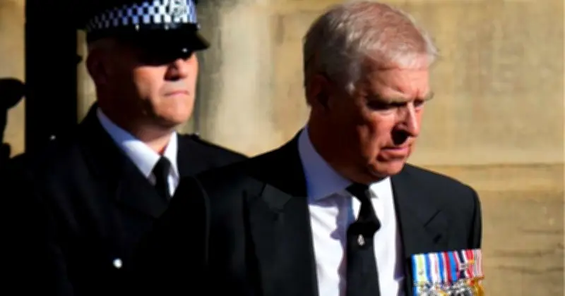 যুক্তরাজ্যের সাবেক যুবরাজ অ্যান্ড্রুকে গ্রেফতারের পর ১২ ঘণ্টা হেফাজতে রেখে ছেড়ে দিল পুলিশ