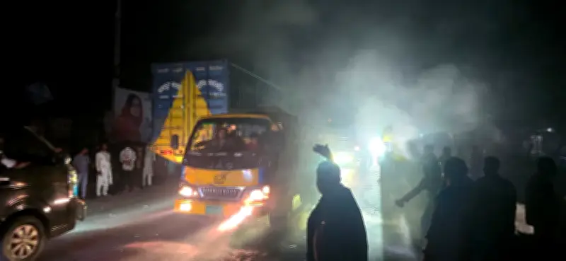 শহীদ মিনারে হট্টগোল: রুমিন ফারহানার সমর্থকরা ঢাকা-সিলেট মহাসড়ক অবরোধ করলেন