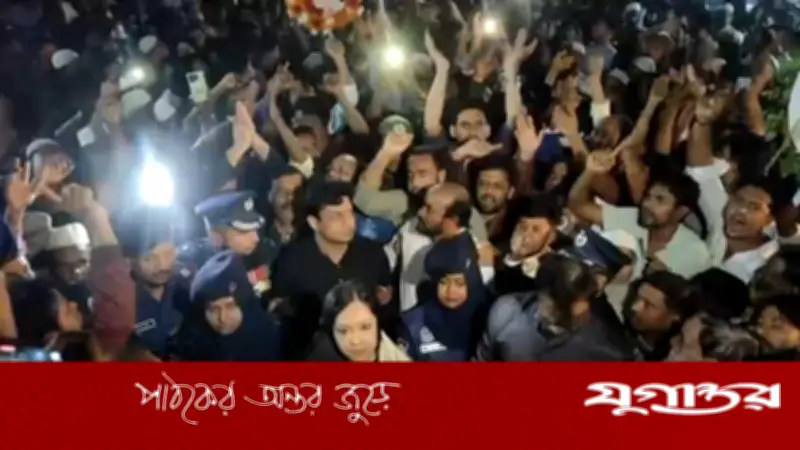 বিএনপি নেতাকর্মীদের বাধায় শহীদ মিনারে শ্রদ্ধা জানাতে ব্যর্থ রুমিন ফারহানা