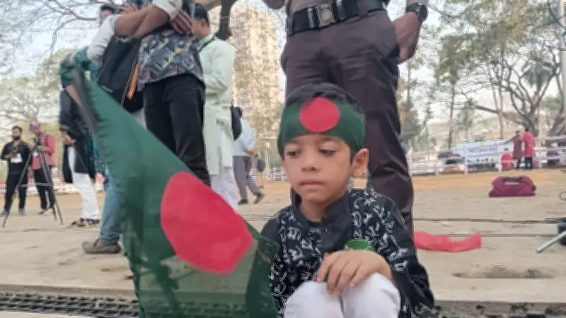 অমর একুশে: শহীদ মিনারে ভাষাশহীদদের প্রতি শ্রদ্ধা নিবেদনে সর্বস্তরের মানুষের ঢল