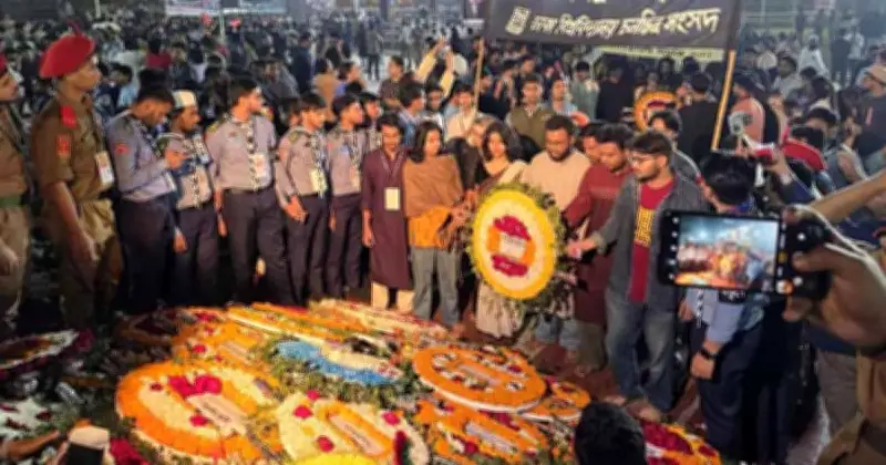 শহীদ মিনারে ভাষা শহীদদের প্রতি শ্রদ্ধা নিবেদন, ভোর থেকে মানুষের ঢল