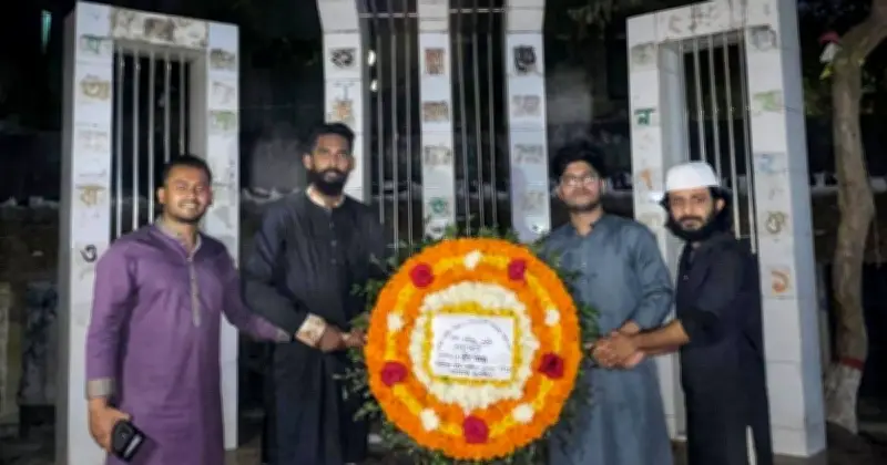 নিষিদ্ধ ছাত্রলীগের নেতাকর্মীদের শহীদ মিনারে ফুল দেওয়ার ভিডিও ভাইরাল