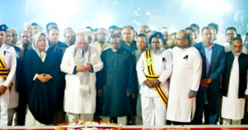 প্রধান বিচারপতির শ্রদ্ধা: শহীদ মিনারে ভাষা শহীদদের স্মরণে পুষ্পস্তবক অর্পণ