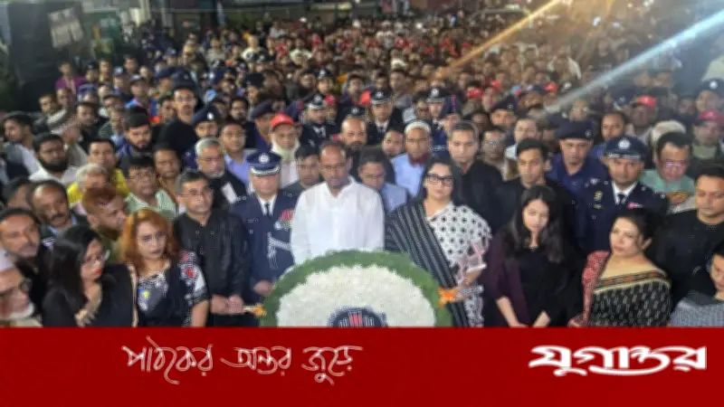 টাঙ্গাইলে একুশের প্রথম প্রহরে প্রতিমন্ত্রী সুলতান সালাউদ্দিন টুকুর শহীদ মিনারে শ্রদ্ধা নিবেদন