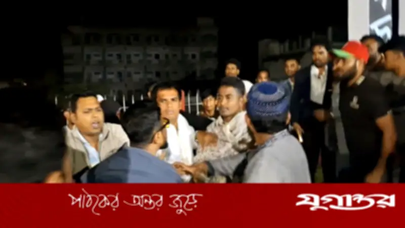 ফরিদগঞ্জে একুশের প্রথম প্রহরে স্বতন্ত্র এমপিকে ফুল দিতে বাধা, হাতাহাতির ঘটনা