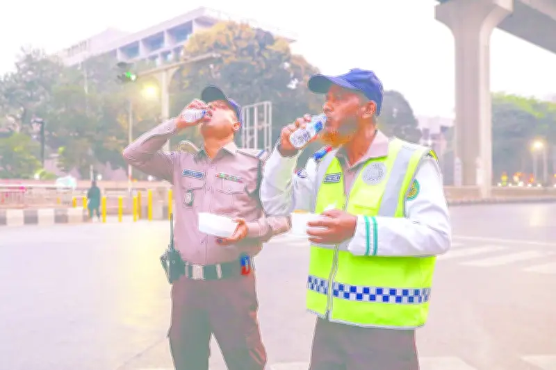 রমজানে সড়কে ইফতার, পরিবারের বদলে দায়িত্বই সঙ্গী ট্রাফিক পুলিশের