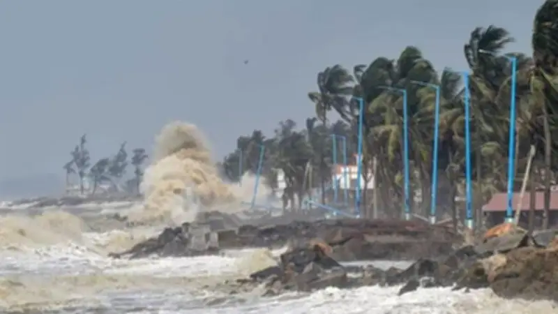বঙ্গোপসাগরে লঘুচাপের শঙ্কা, স্বর্ণের দাম বৃদ্ধি ও রাজনৈতিক সংকটের আভাস