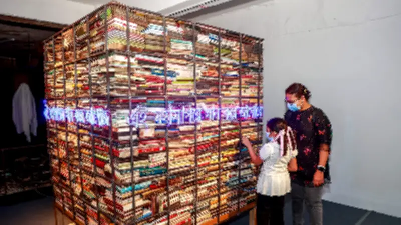 প্রথম আলো ভবনে 'আলো' শিল্পকর্ম প্রদর্শনী: ধ্বংসস্তূপে সৃজনশীল প্রতিবাদ